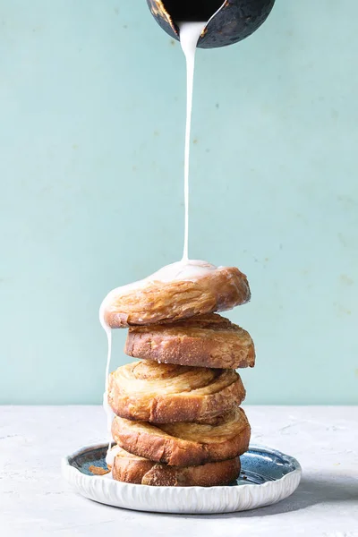 Puff pastry cinnamon rolls — Stock Photo, Image