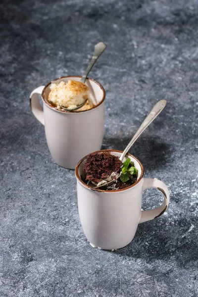 チョコレートとバニラのマグカップ ケーキ — ストック写真