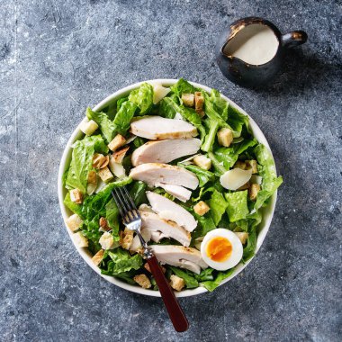Klasik sezar salatası.