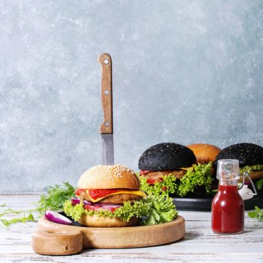 Ev yapımı hamburger çeşitli