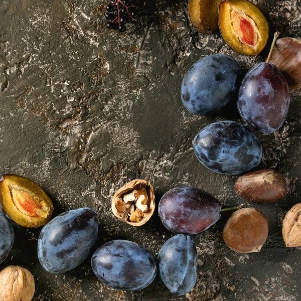 Ciruelas y nueces — Foto de Stock