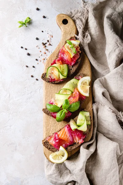 Beetroot marinated salmon sandwiches — Stock Photo, Image