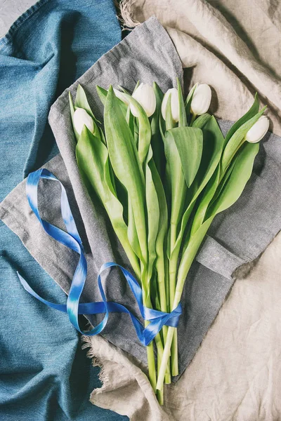 Bílé tulipány nad šedá — Stock fotografie