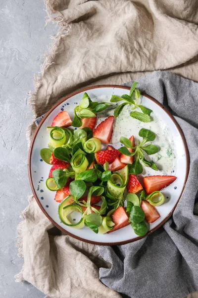草莓黄瓜沙拉 — 图库照片