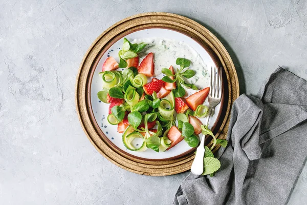 Полуниця огірка салат — стокове фото