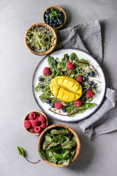Salată verde cu fructe de pădure — Fotografie, imagine de stoc