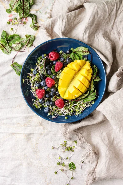 열매와 그린 샐러드 — 스톡 사진