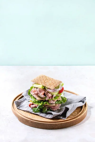 Büyük etli sandviç — Stok fotoğraf