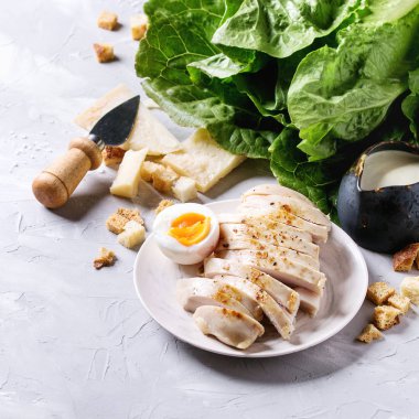 Sezar salatası için malzemeler
