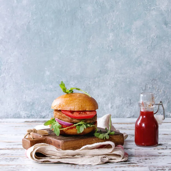 Hambúrguer de carne caseiro — Fotografia de Stock