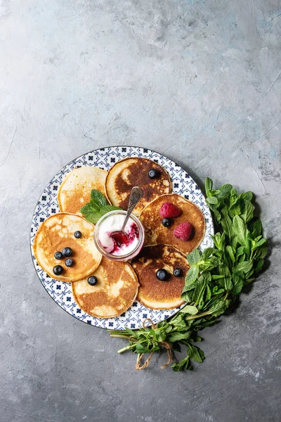 Pancake dengan beri — Stok Foto