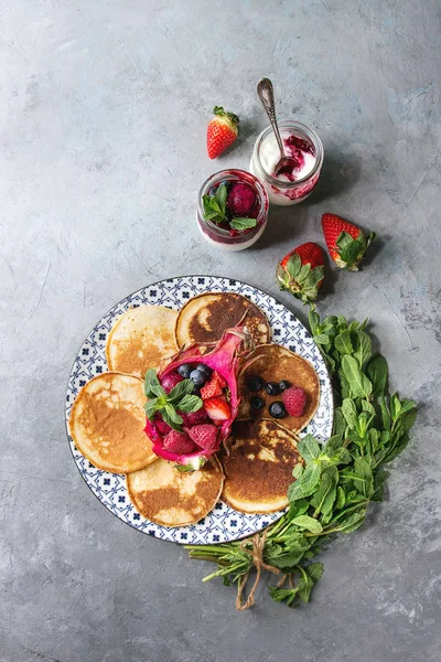 Pancakes with berries — Stock Photo, Image