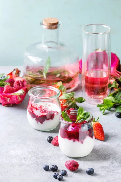 Yogurt with berries — Stock Photo, Image