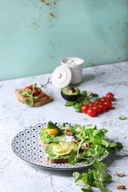 Avokado ile vejetaryen sandviç