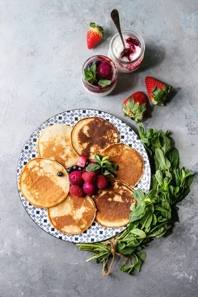 Pancakes with berries — Stock Photo, Image