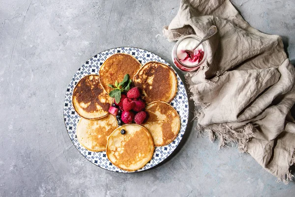Pancake dengan beri — Stok Foto