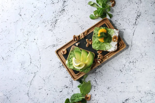 Vegetariska mackor med avokado — Stockfoto