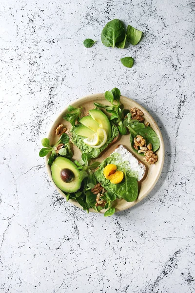 Sanduíches vegetarianas com abacate — Fotografia de Stock