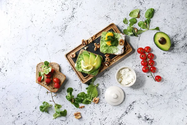 Вегетаріанські бутерброди з авокадо — стокове фото