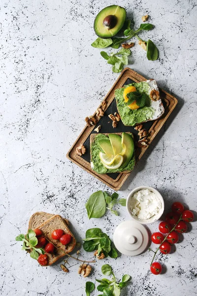 Вегетаріанські бутерброди з авокадо — стокове фото