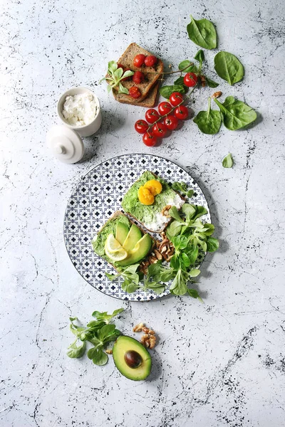 Sanduíches vegetarianas com abacate — Fotografia de Stock