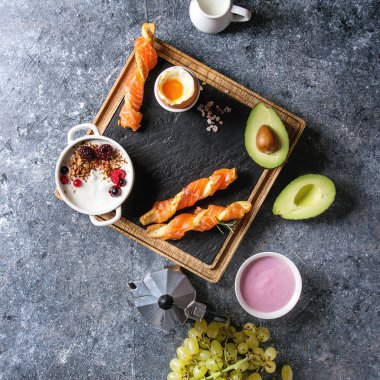Somon ve yoğurt ile Kahvaltı