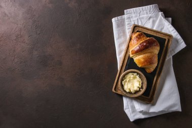 Taze pişmiş kruvasan.