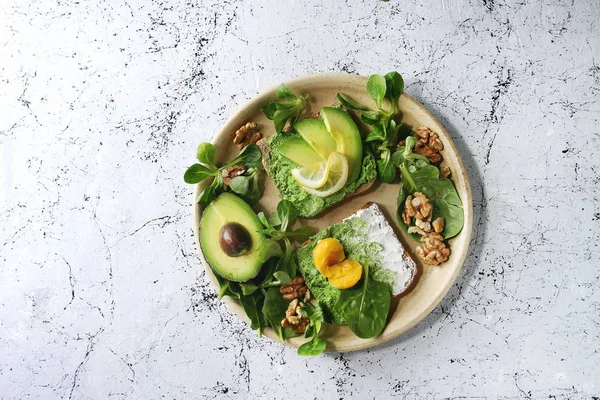 Sanduíches vegetarianas com abacate — Fotografia de Stock