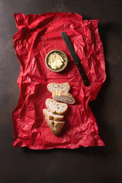 Нарезанный ремесленный хлеб — стоковое фото