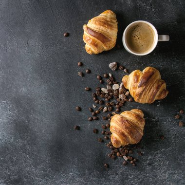 Taze pişmiş kruvasan.