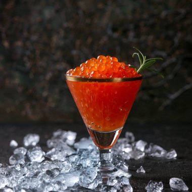 Kırmızı havyar bardak