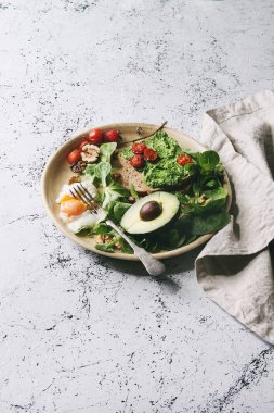 Avokado ile vejetaryen sandviç