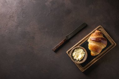 Taze pişmiş kruvasan.