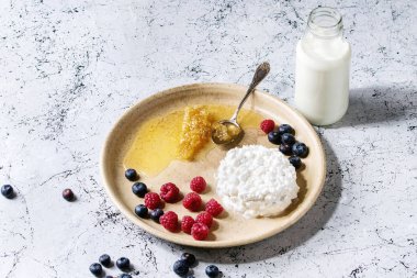 Ev yapımı süzme peynir.