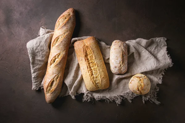 Разнообразие ремесленного хлеба — стоковое фото
