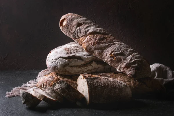 Mängd olika hantverkare bröd — Stockfoto