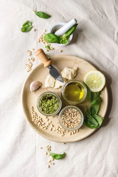 Molho de pesto de manjericão — Fotografia de Stock