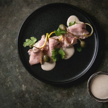 Ton balıklı sos vitello tonnato ile Dana