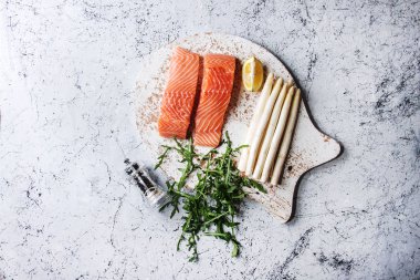 Çiğ somon filetosu.