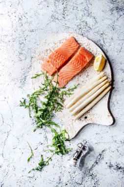 Çiğ somon filetosu.