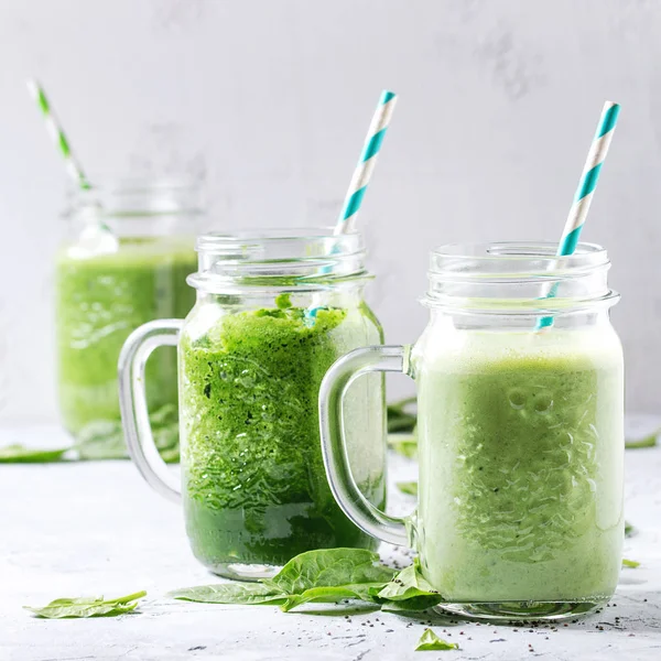 Verscheidenheid van groene smoothie — Stockfoto