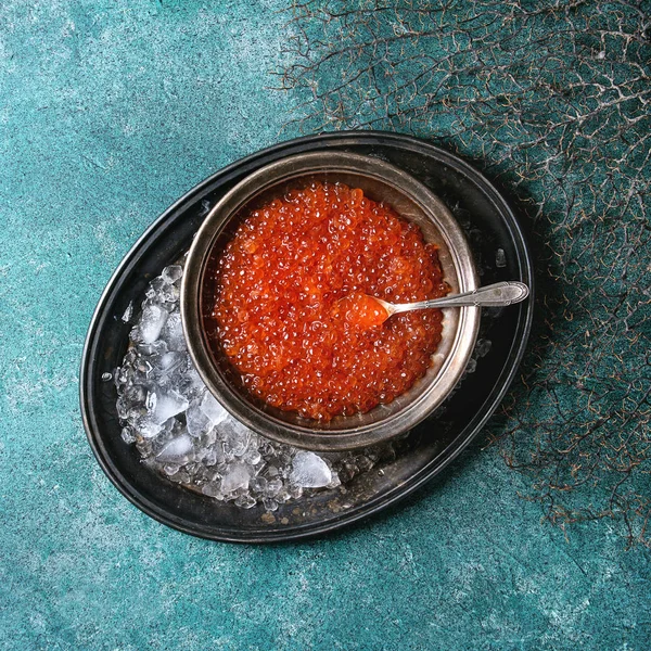 Skål med röd kaviar — Stockfoto