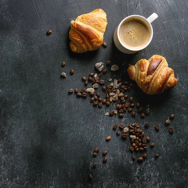 Croissants frais cuits au four — Photo