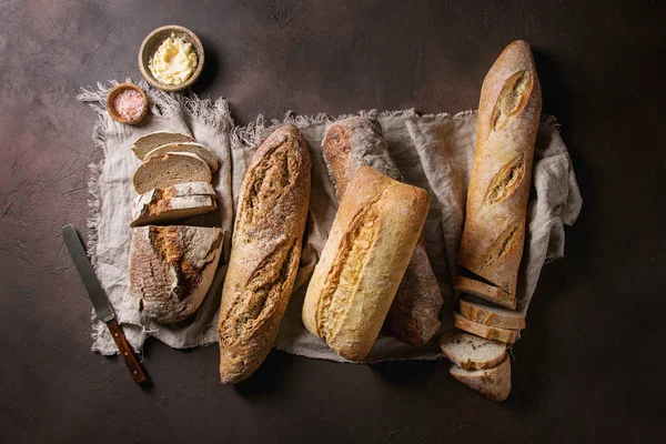 Разнообразие ремесленного хлеба — стоковое фото