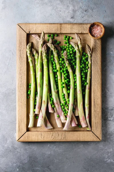 Unge grønne asparges - Stock-foto
