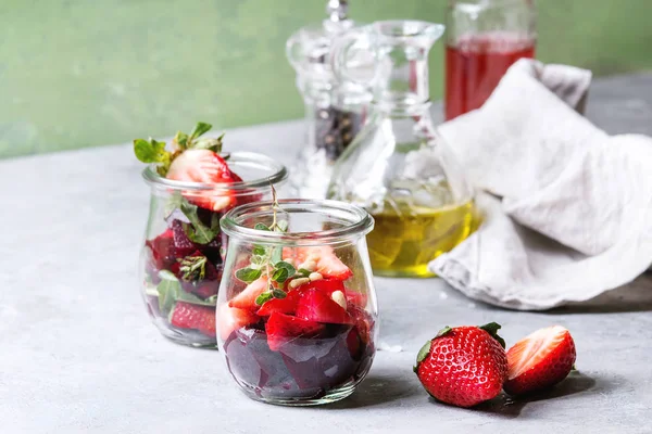 Pancar ve çilek salatası