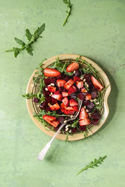 甜菜根和草莓沙拉 — 图库照片