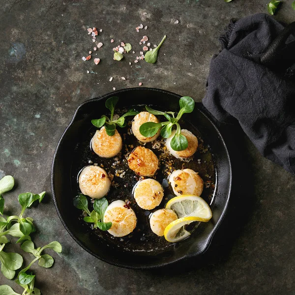 Vieiras fritas com molho de manteiga — Fotografia de Stock