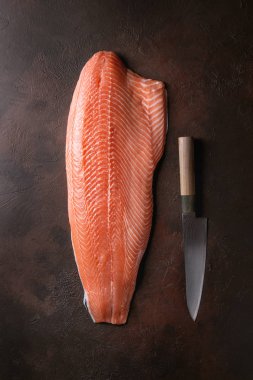 Çiğ somon filetosu.