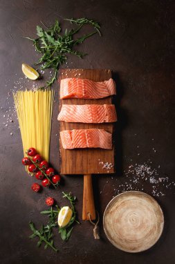 Çiğ somon filetosu.